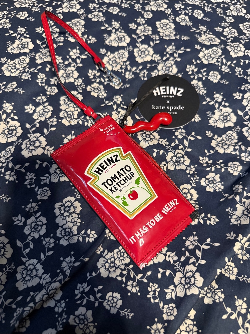 kate spade Red Heinz Tomato Ketchup Crossbody Pouch - Picture 1 of 3